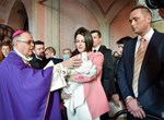 Biskup Bože Radoš na Nedjelju „Laetare“ krstio troje djece u župi Prelog  